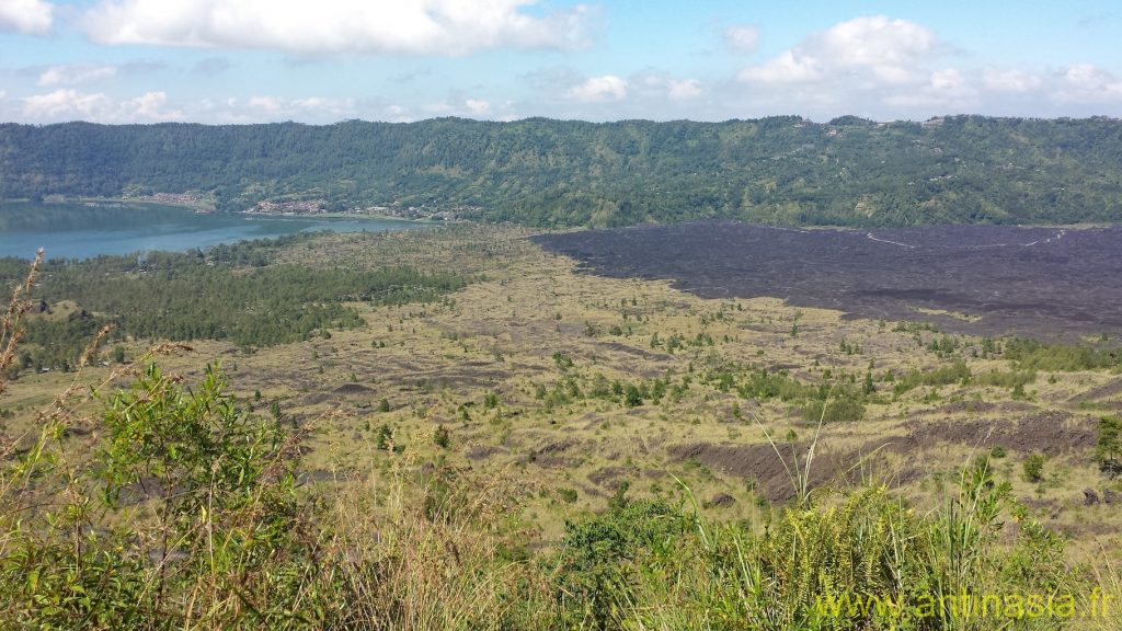 2014 - Gunung Batur - Lac Batur et coulée de l'an 2000 vu du Gunung Batur
