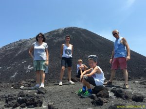 Palier à mi-hauteur, en arrière plan le Krakatau